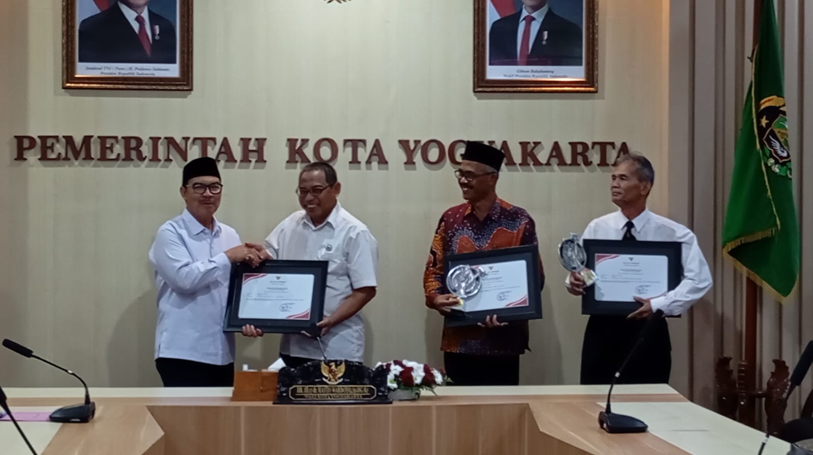 KEREN : Wali Kota Jogja Hasto Wardoyo saat memberikan penghargaan kepada salah satu sekolah dalam Lomba Kebersihan Sekolah, Rabu (26/3/2025).