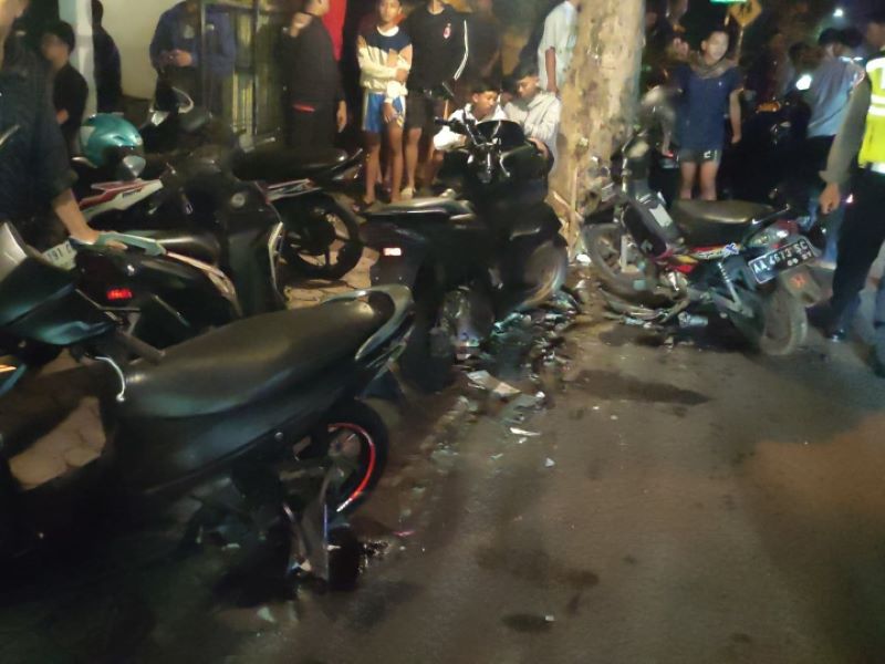 RINGSEK: Warga menyaksikan kondisi motor yang rusak usai ditabrak mobil Suzuki Swift di Jalan Tentara Pelajar, Purworejo.