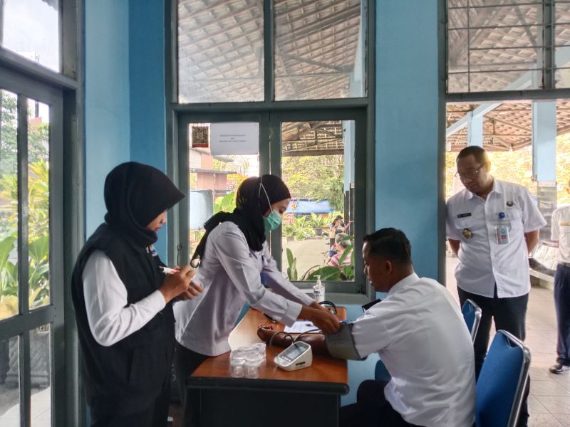 Petugas BNN Sleman saat melakukan tes kesehatan dan urin kepada awak kendaraan umum di Terminal Jombor Rabu (26/3)