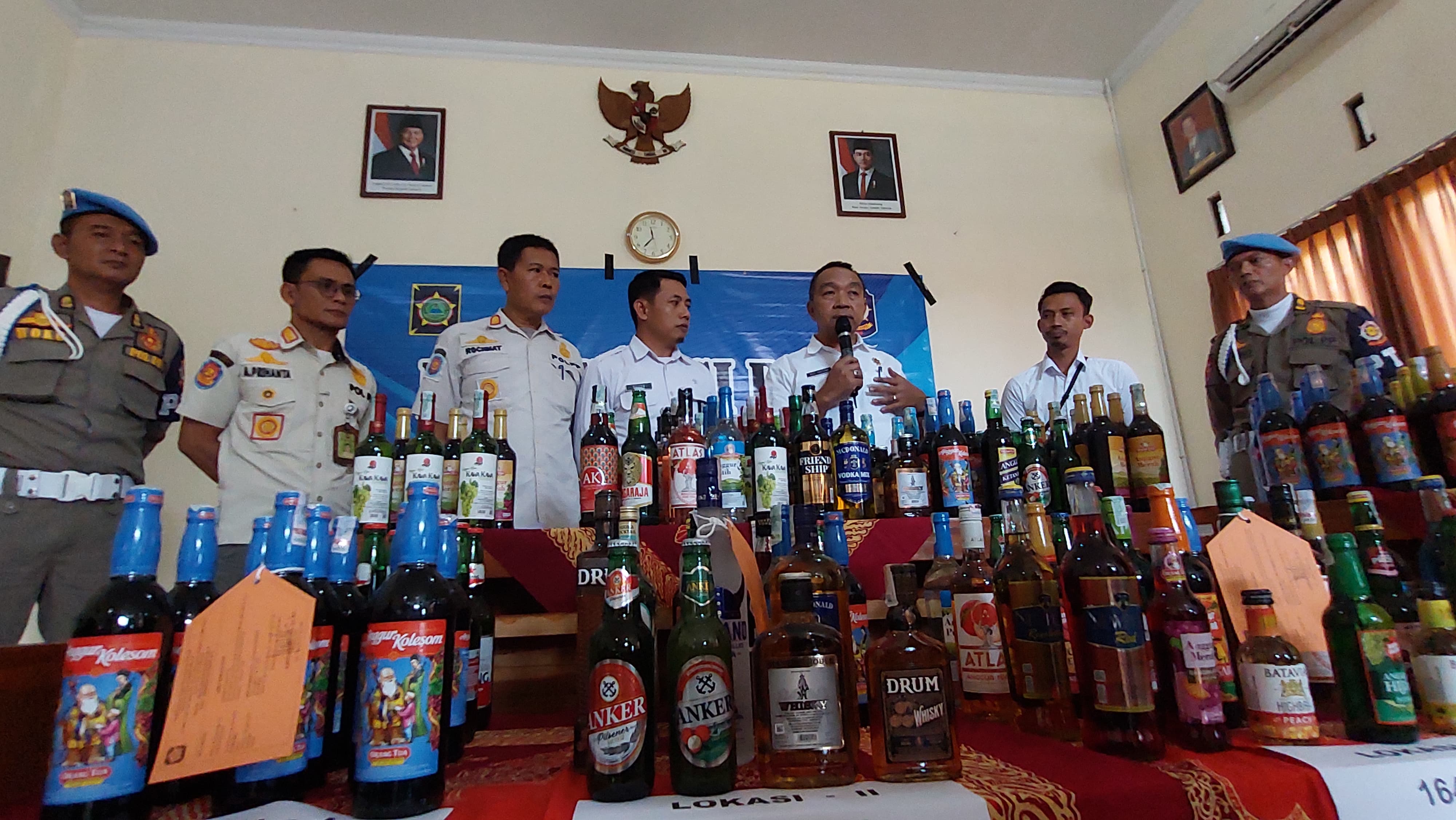 KONPERS: Personel Satpol PP menunjukkan barang bukti miras.&nbsp;