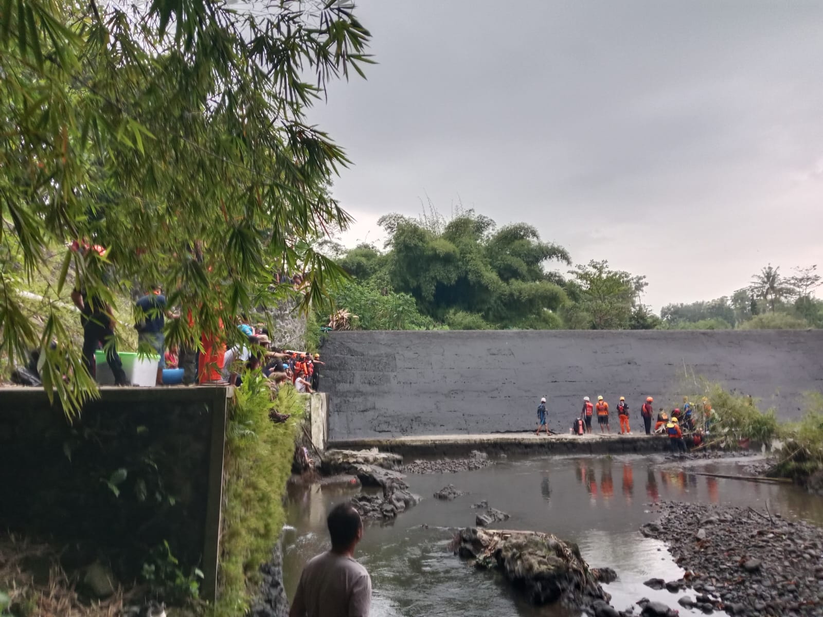 Proses pencarian korban yang berenang di Sungai Bedog, Mlati, Sleman Rabu (26/3)