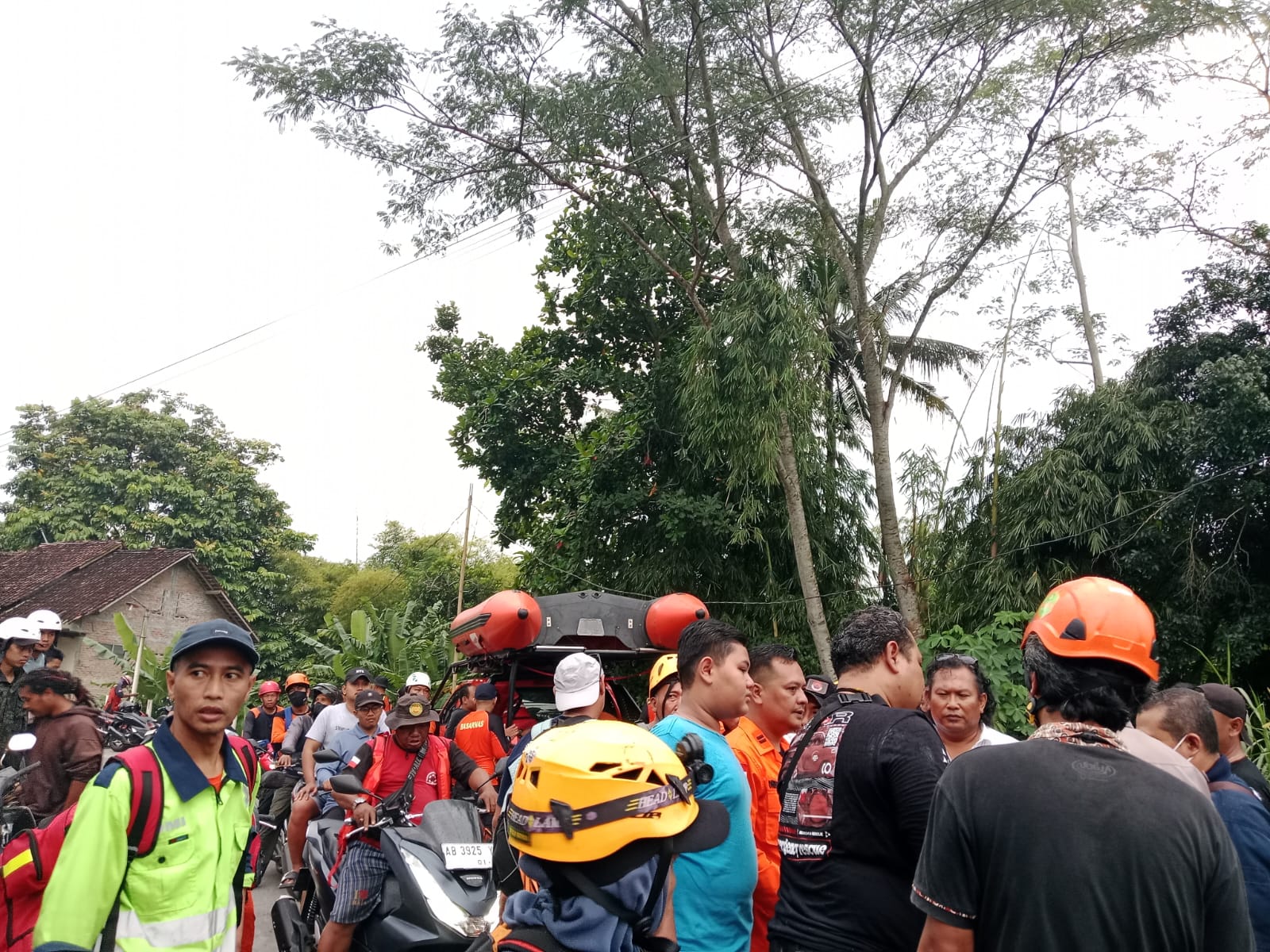 Proses pencarian korban yang berenang di Sungai Bedog, Mlati, Sleman Rabu (26/3)