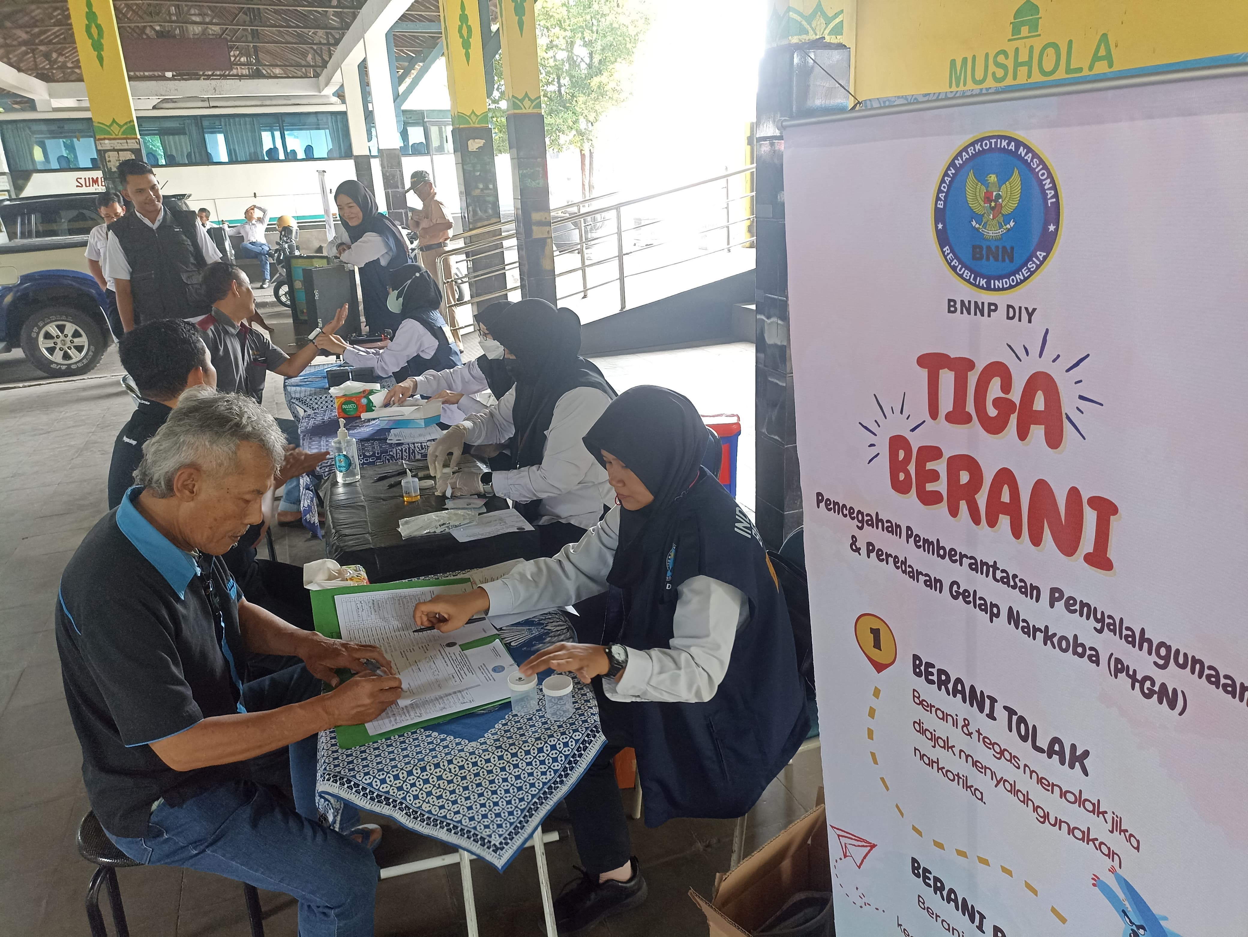 Badan Narkotika Nasional Provinsi (BNNP) DIY menggelar tes kesehatan dan tes urine bagi awak bus di Terminal Jombor, Sleman, Rabu (26/3/2025).