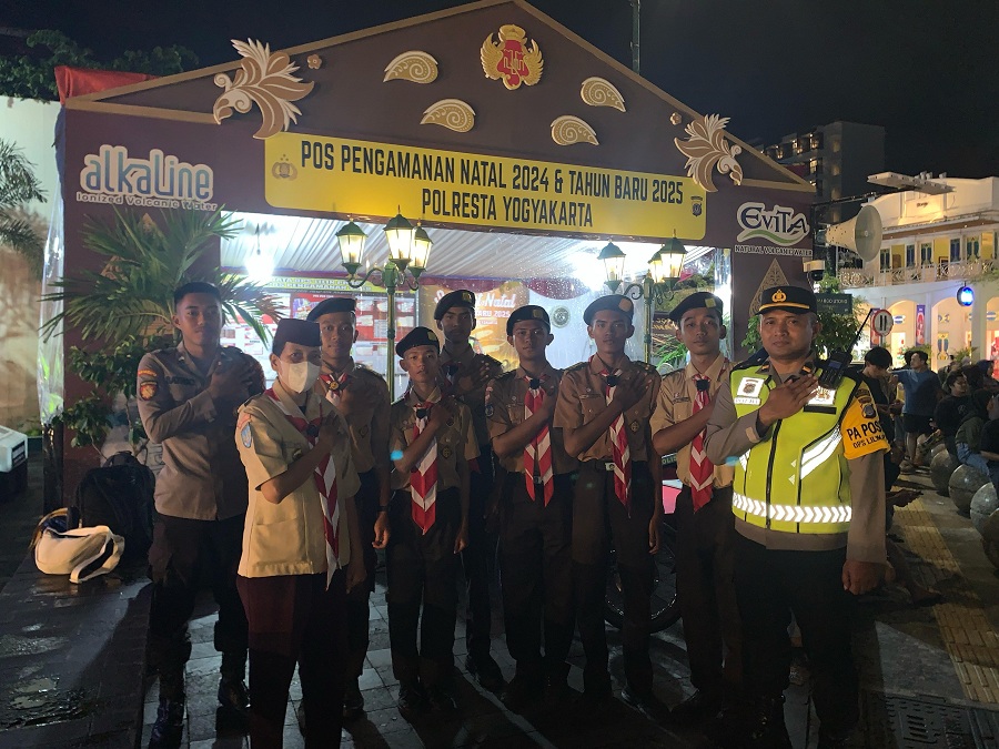HEADSHOT: Wakil kepala sekolah bidang kesiswaan dan pembina Pramuka SMKN 3 Jogja, serta foto kegiatan Pramuka para siswa.