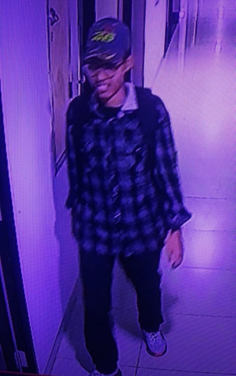 Sosok dari pelaku yang maksa masuk ke apartemen.