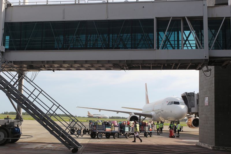 Pesawat penumpang mendarat di Bandara YIA (Yogyakarta International Airport), Kulon Progo, kemarin (24/3). PT Angkasa Pura Indonesia (API) memprediksi total pergerakan penumpang