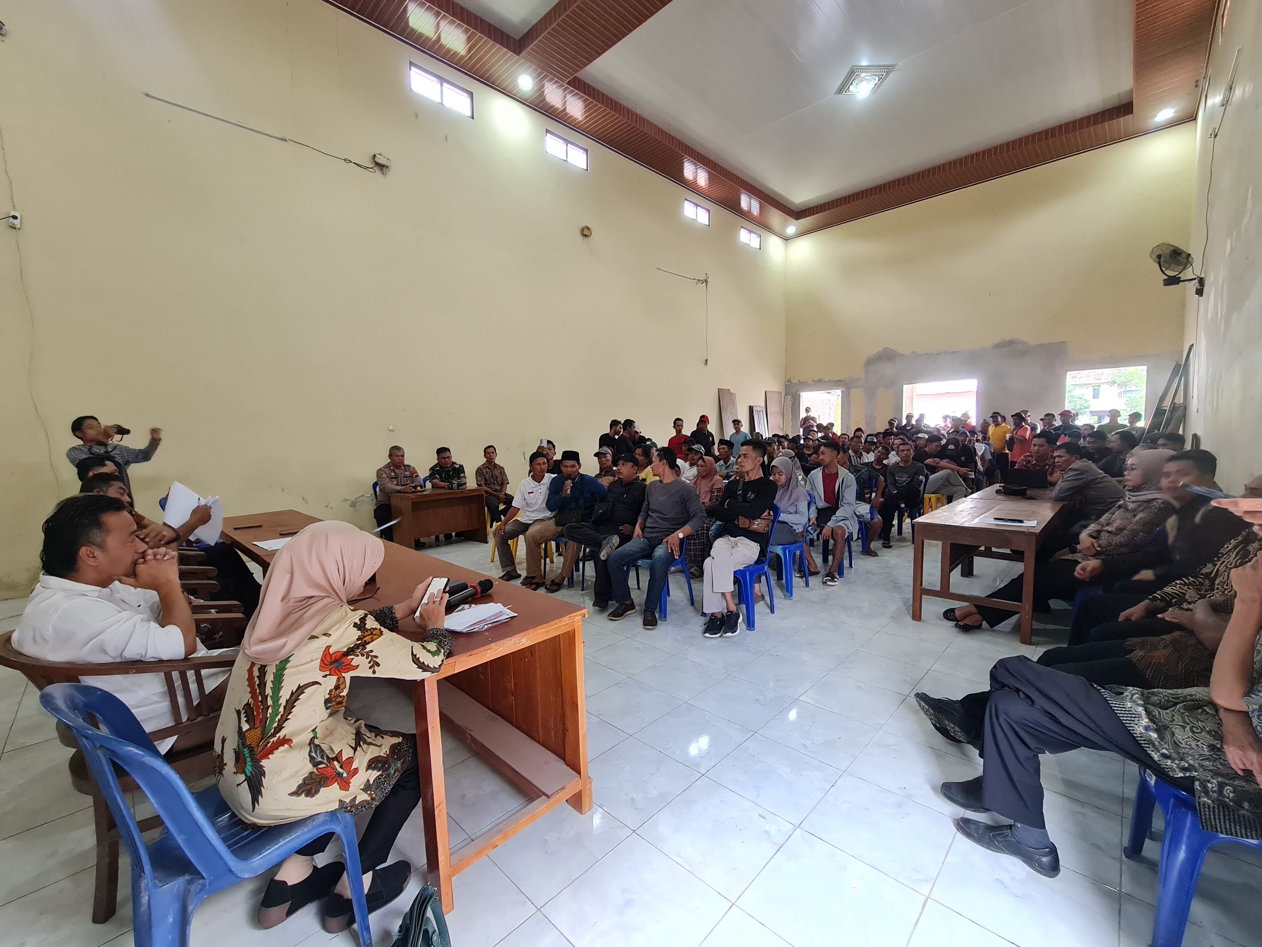 MUSYAWARAH: Warga mendatangi Kantor Desa Sidorejo untuk melakukan mediasi dengan pemkab, DPRD, dan perangkat desa setempat, Kamis (27/3).