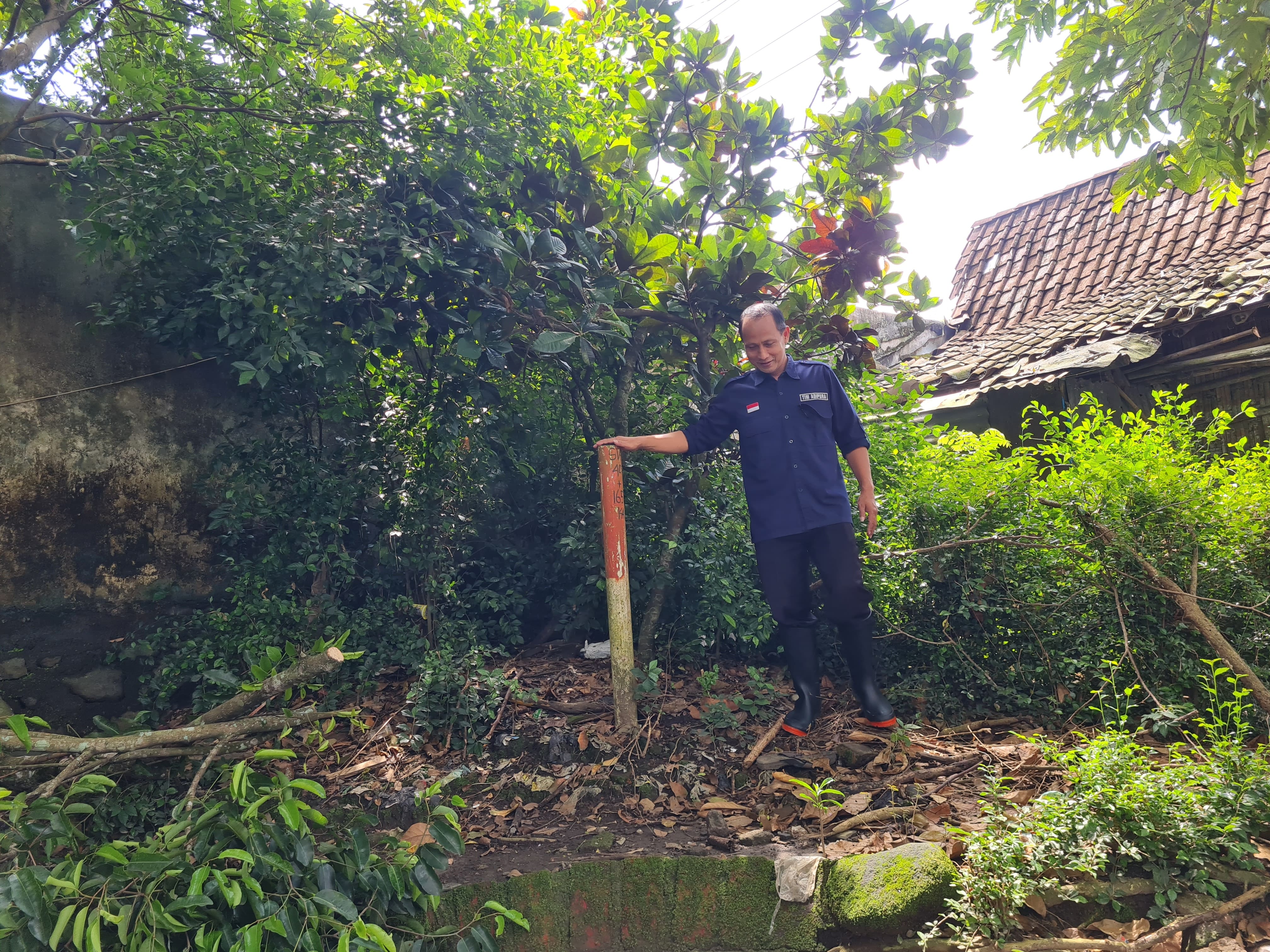 NAILA&nbsp;NIHAYAH/RADAR JOGJA  TERKENA TOL: Patok berwarna merah-putih terpasang di dekat pintu masuk ke TPSA Banyuurip, Tegalrejo.