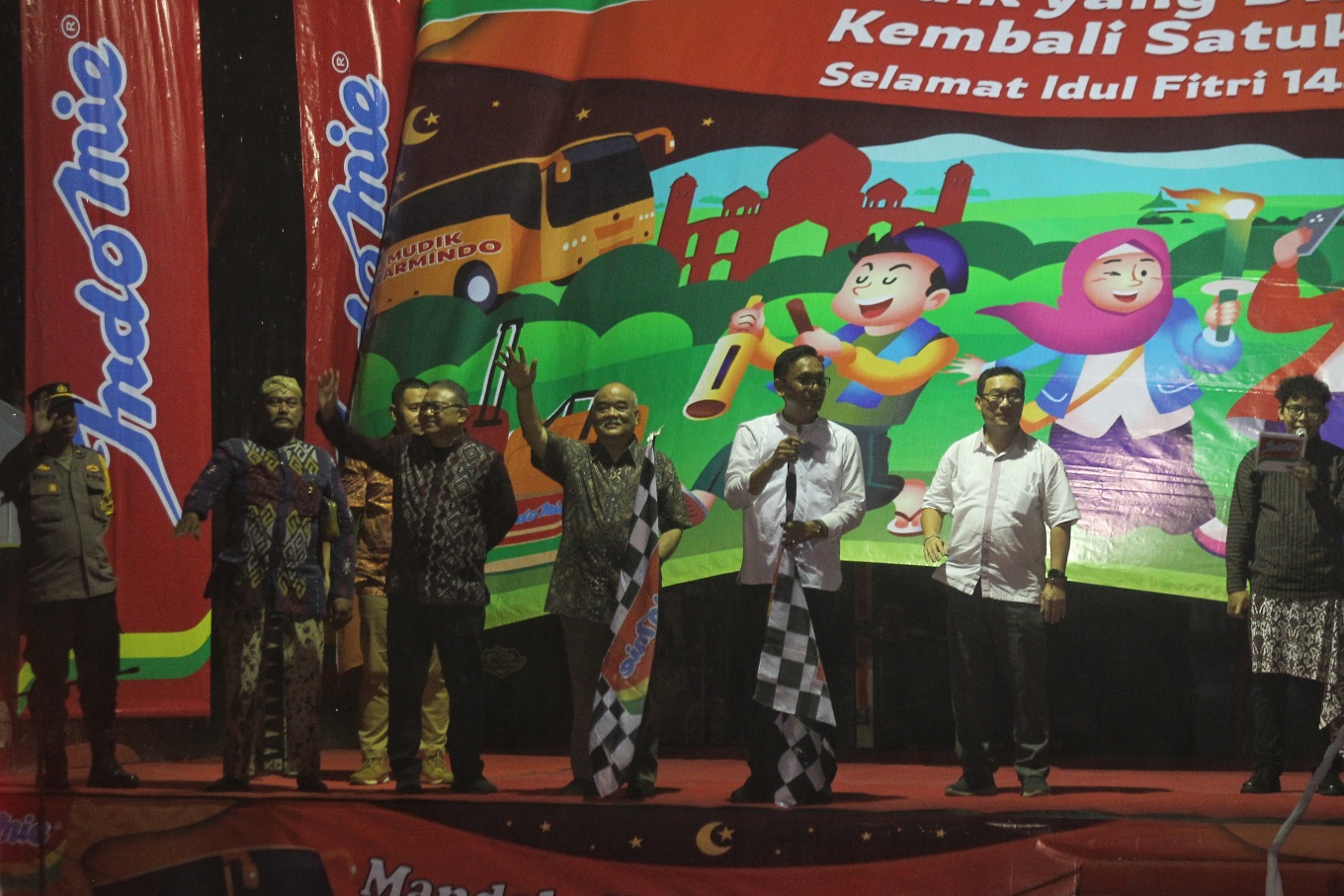 Wakil Gubernur DIY Paku Alam X bersama Wakil Wli Kota Jogja Wawan Harmawan melepas puluhan armada bus yang mengantarkan para pedagang Warmindo mudik di Stadion Mandala Krida Rabu (26/3) malam