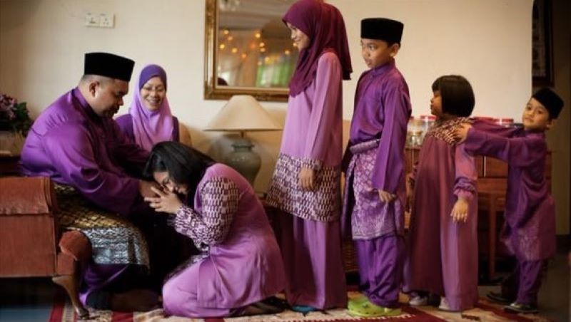 Budaya Jawa Sungkeman saat Lebaran Idul Fitri.