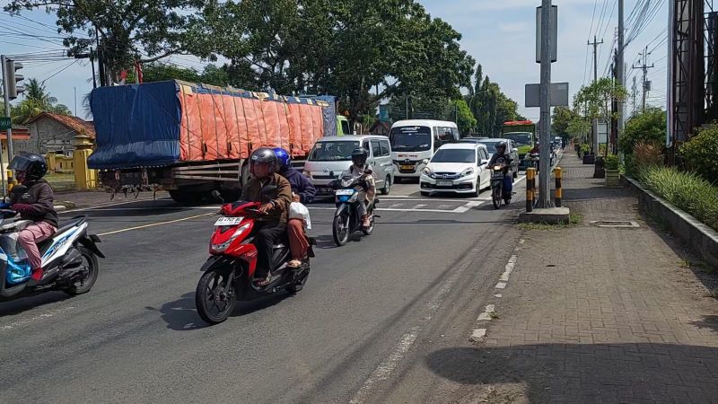 RAMAI: Suasana Simpang Tiga Terminal Wates dipenuhi kendaraan pemudik.&nbsp;
