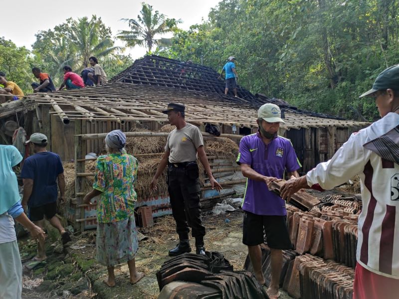 Warga bergotong royong membersihkan puing-puing kebakaran rumah di Padukuhan Jatibungkus, Hargomulyo, Gedangsari, Gunungkidul, Kamis (27/3) pagi.