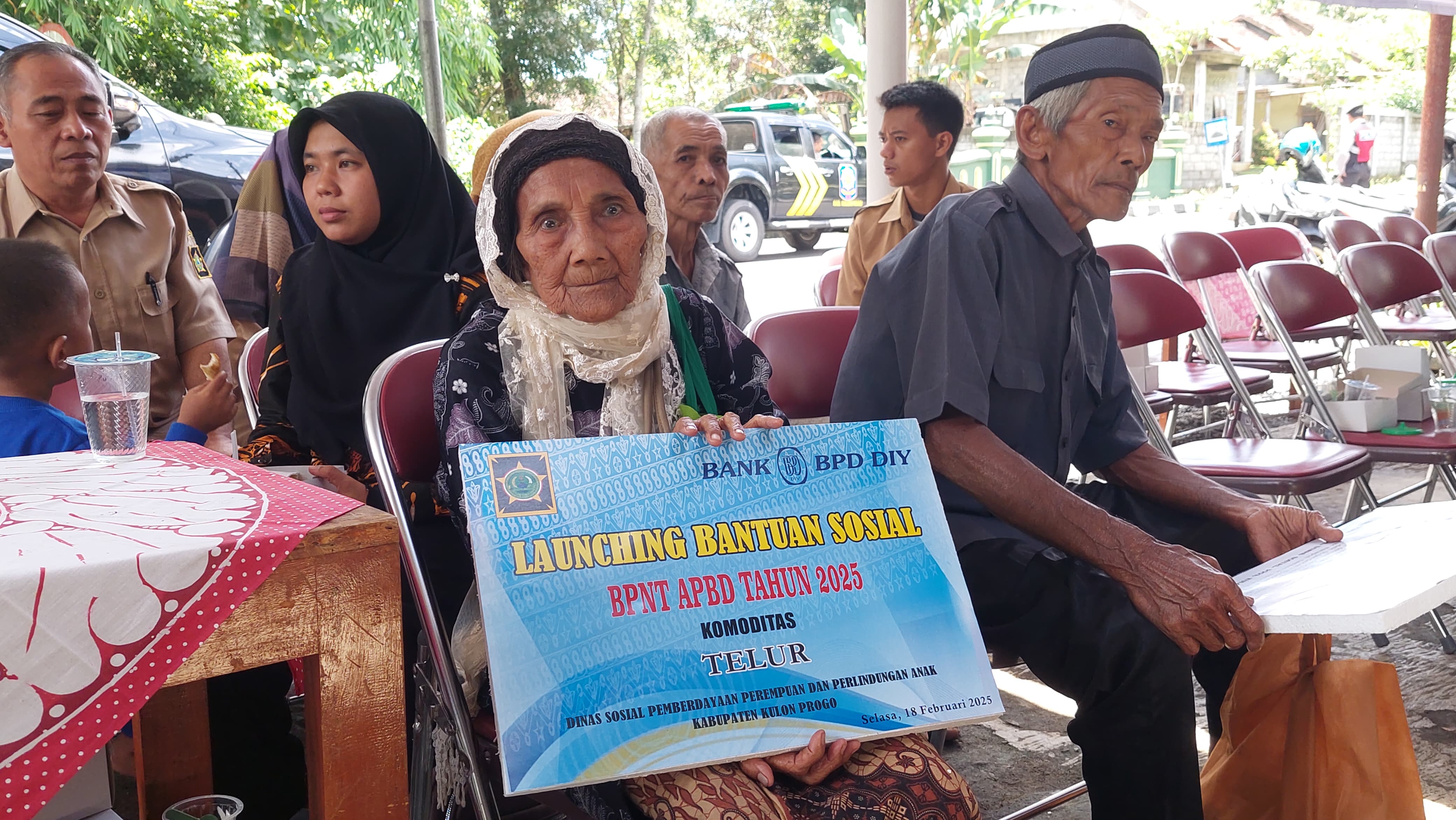 TEPAT SASARAN: Warga Kalibawang secara simbolis mendapat bantuan sosial yang bersumber dari data terpadu kesejahteraan sosial (DTKS).