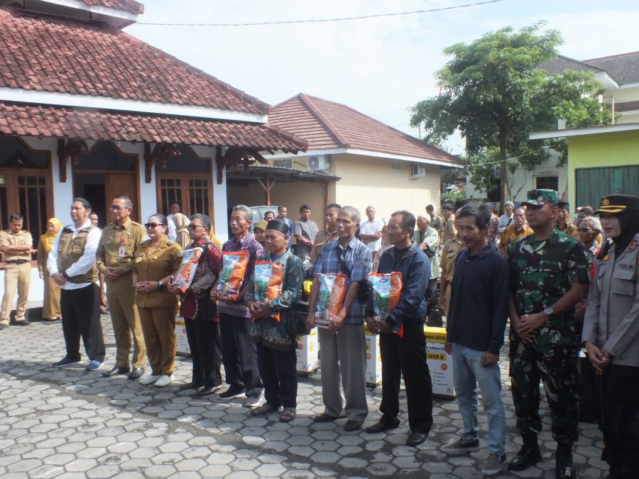 Para petani di Gunungkidul menerima bantuan benih jagung.