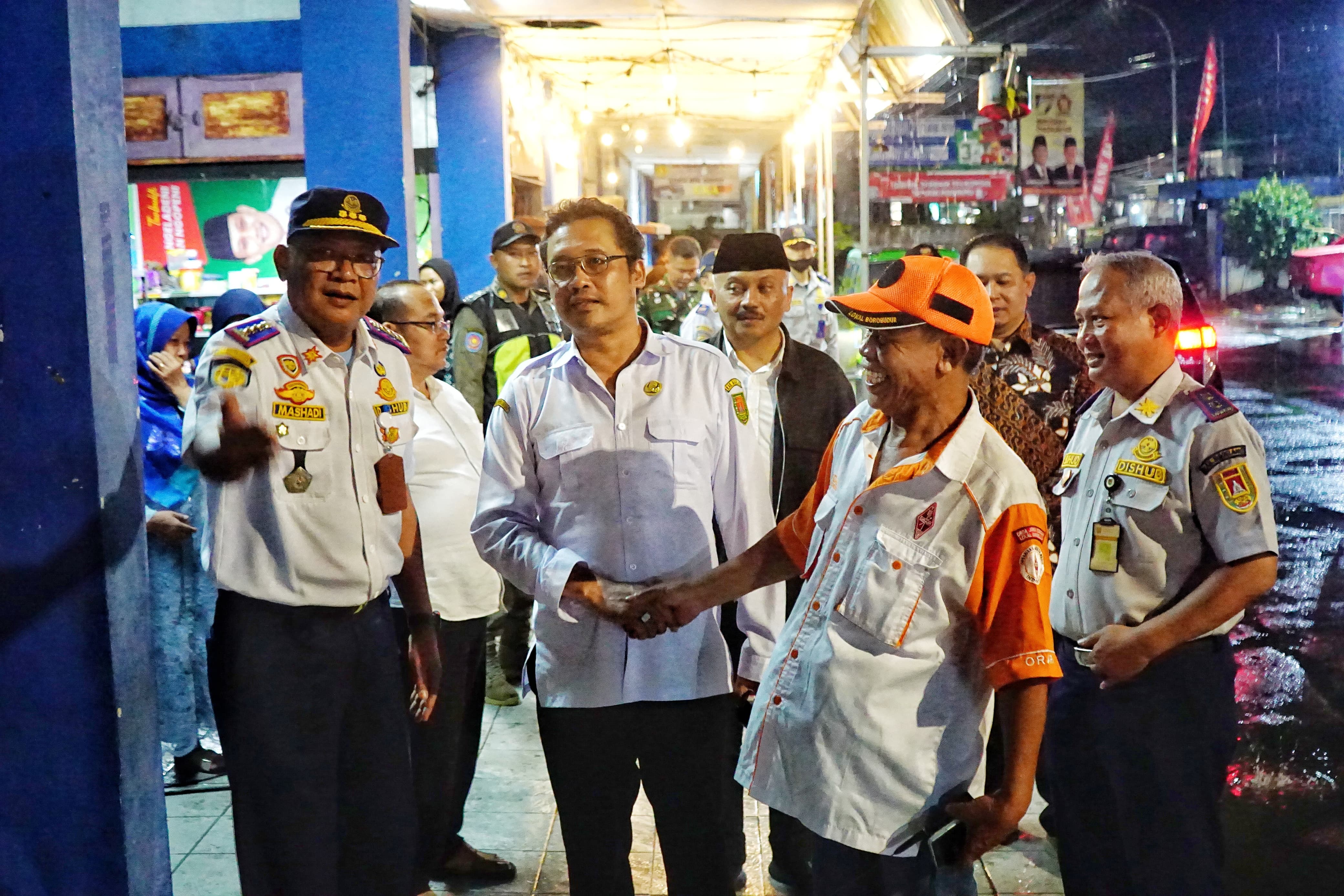 SAMBUT PEMUDIK: Bupati dan wakil bupati Magelang serta jajaran forkopimda saat menyambut kepulangan para pemudik asal Magelang di Terminal Secang.