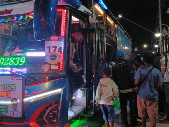 &nbsp;SAMPAI TUJUAN : Warga perantauan asal Kebumen yang mengikuti program mudik gratis tiba di Pendopo Kabumian.