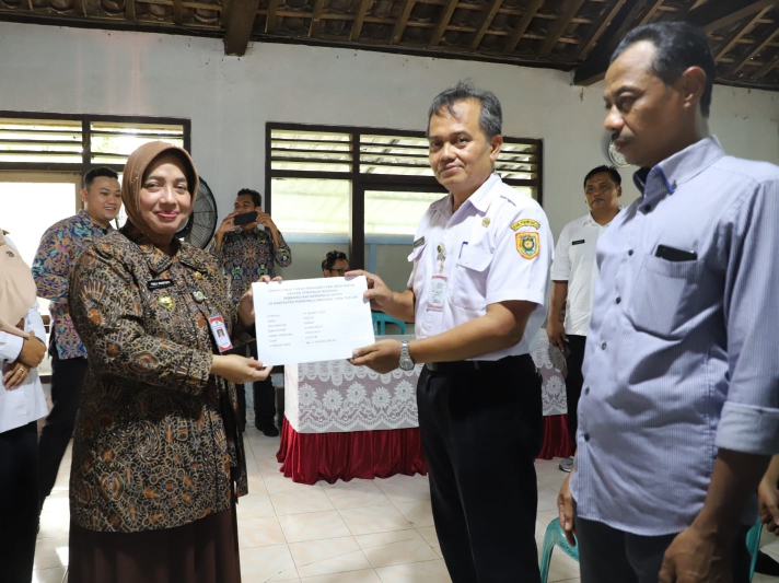 Bupati Purworejo Yuli Hastuti menyerahkan secara simbolis pembayaran ganti rugi tanah pengganti Tanah Kas Desa (TKD) Desa Wadas yang terdampak pembangunan Bendungan Bener.