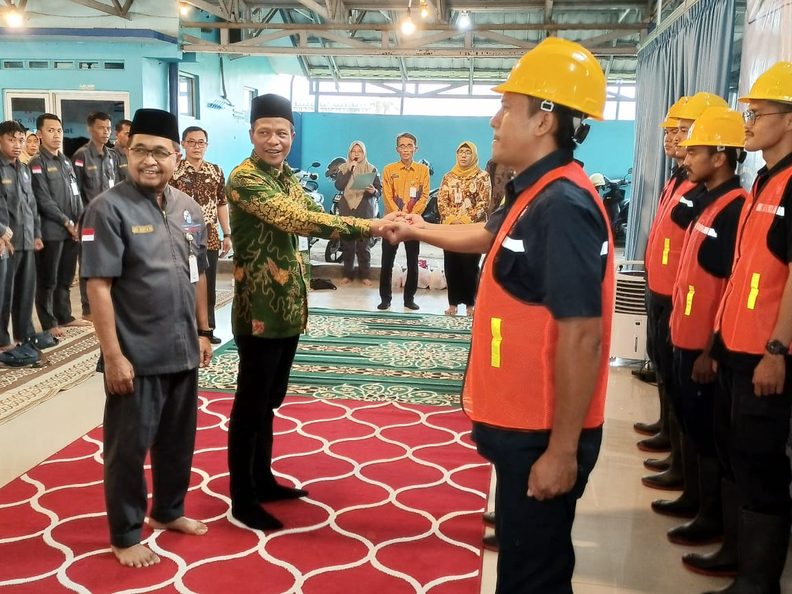 Wakil Bupati Kebumen Zaeni Miftah menyerahkan secara simbolis peralatan perbaikan kepada Pasukan Air Lancar (PAL) yang akan bertugas selama musim libur Lebaran 2025.