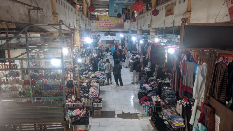 LENGANG: Aktivitas jual beli di Pasar Argosari, Wonosari, Gunungkidul masih sepi meski mendekati Lebaran Kamis (27/3).