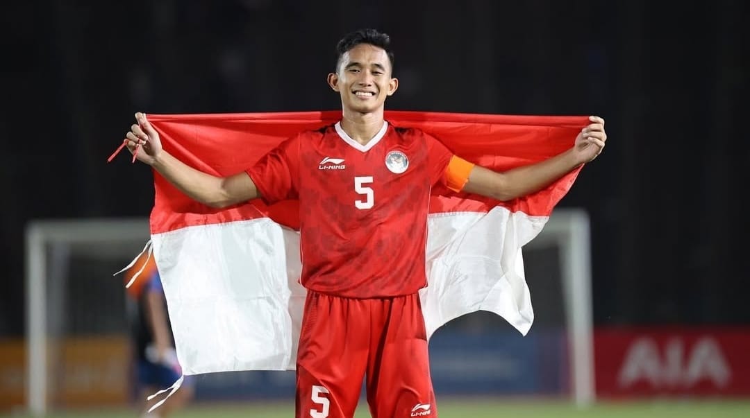 Pemain Timnas Indonesia dan Persija Jakarta, Rizky Ridho bentangkan bendera Merah Putih