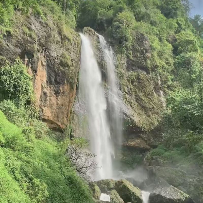 Air Terjun Muncar Bruno di Purworejo, Jawa Tengah.