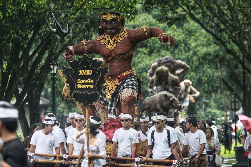 BENTUK PEMBERSIHAN DIRI: Umat Hindu mengarak ogoh-ogoh dalam rangkaian prosesi Upacara Tawur Agung Kesanga di Kompleks Candi Prambanan, Sleman Jumat (28/3).