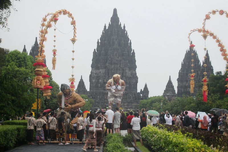 BENTUK PEMBERSIHAN DIRI: Umat Hindu mengarak ogoh-ogoh dalam rangkaian prosesi Upacara Tawur Agung Kesanga di Kompleks Candi Prambanan, Sleman Jumat (28/3).