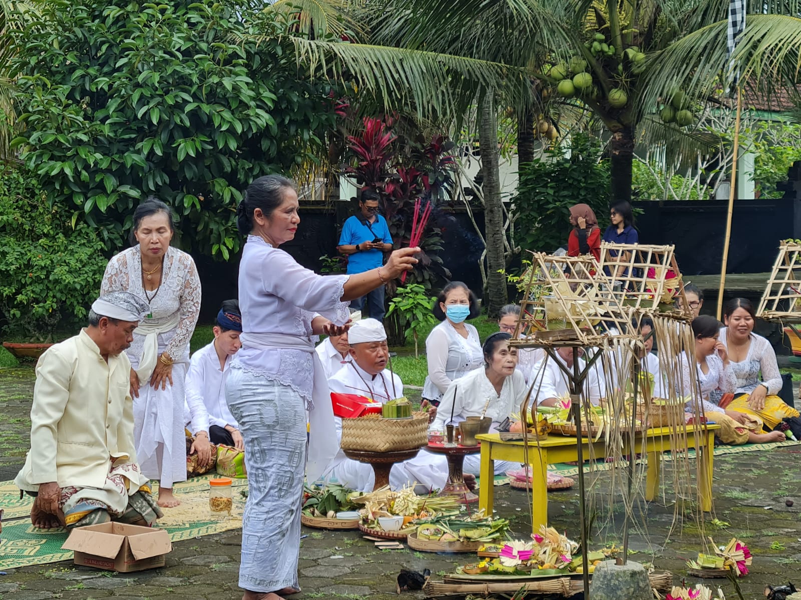 KHIDMAT: Umat Hindu di Magelang mengikuti upacara Mecaru di Pura Wira Bhuana, Mertoyudan, Jumat (27/3/2025).