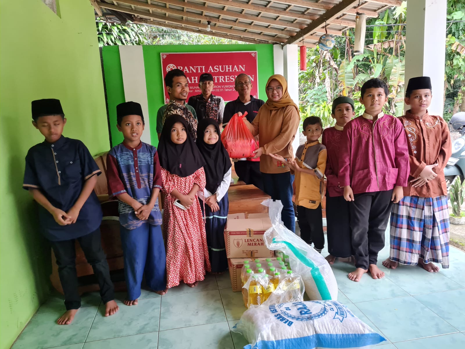 AKSI SOSIAL: PWI Kabupaten Magelang menyerahkan bantuan berupa sembako kepada Panti Asuhan Omah Katresnan, Jumat (28/3/2025).