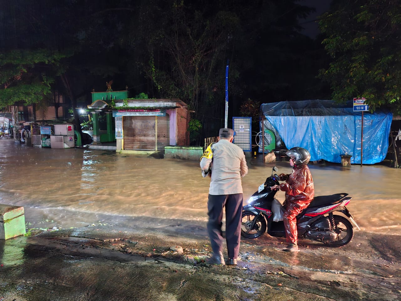 TERDAMPAK: Hujan yang mengguyur Kabupaten Gunungkidul sejak sore mengakibatkan banjir di beberapa titik.