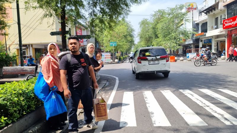 Suasana pengunjung kawasan Malioboro mendekati momen Libur Lebaran, Sabtu (29/3/2025).