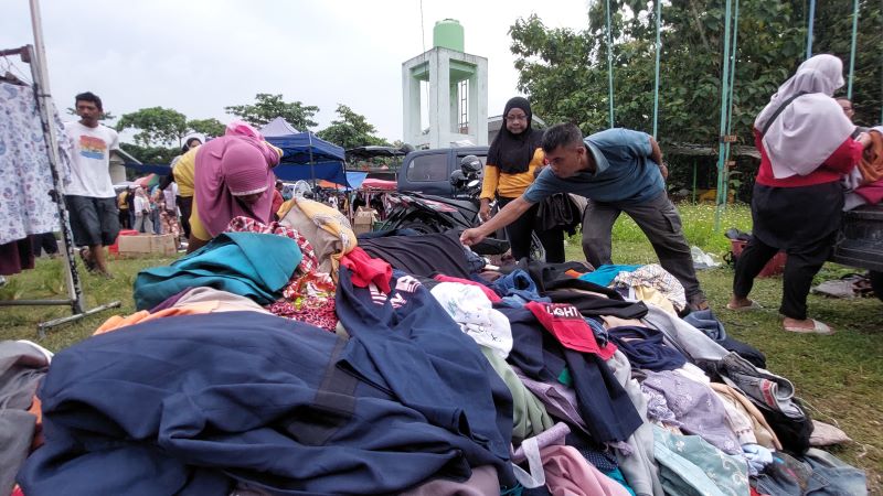 MEMPERHATIKAN: Pembeli melihat baju bekas yang dijual pedagang di Pasar Wagean, Kulon Progo.