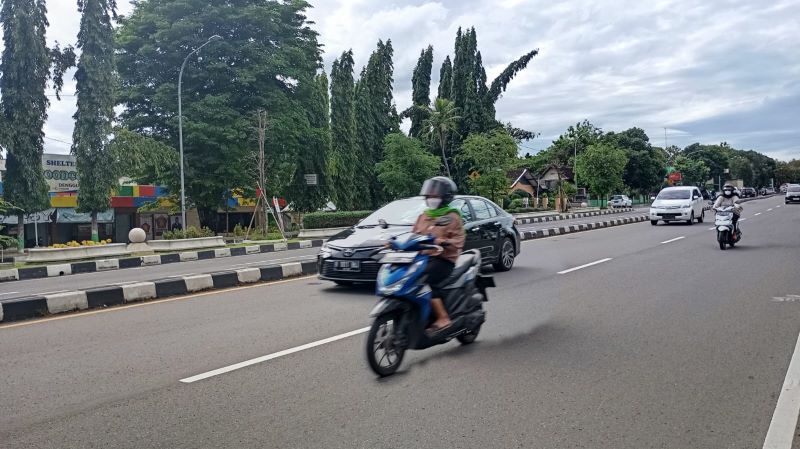 RAMAI LANCAR: Suasana di Jalan Magelang atau simpang empat Denggung menjelang Hari Raya Idul Fitri, Sabtu (29/3/2025).