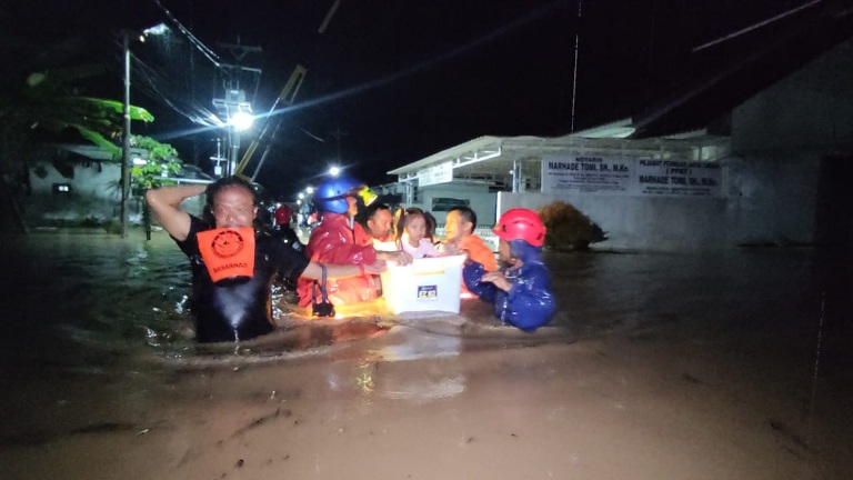 EVAKUASI: Personel gabungan menyelamatkan warga dari Perumahan Bumi Progo Sejahtera, di Kalurahan Margosari, Kapanewon Pengasih yang terendam banjir Jumat (28/3).