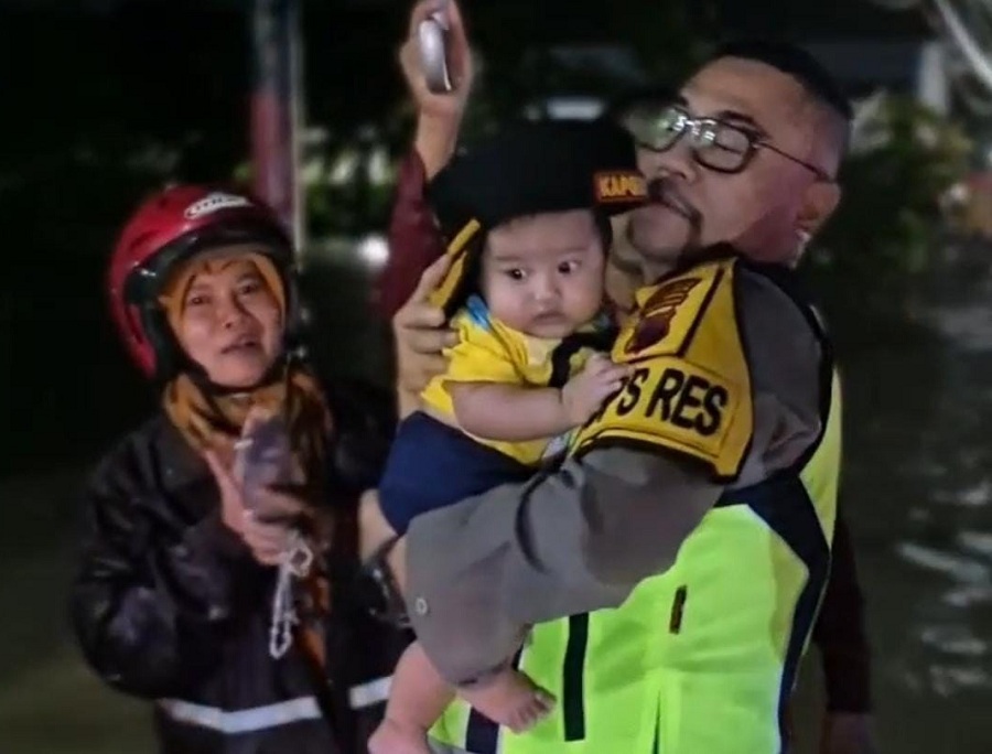 GERAK CEPAT : Kapolres Kebumen AKBP Eka Baasith ikut berjibaku penanganan arus mudik yang tersendat akibat banjir pada Jumat (28/3/2025) malam.