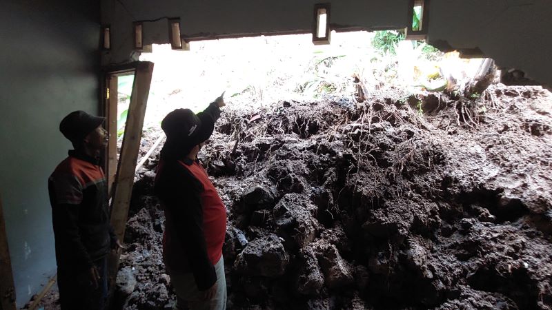 JEBOL: Seorang warga menunjukkan posisi titik longsor yang menghujam rumah Prihantono dan Warsini di Kulon Progo, Sabtu (29/3/2025).