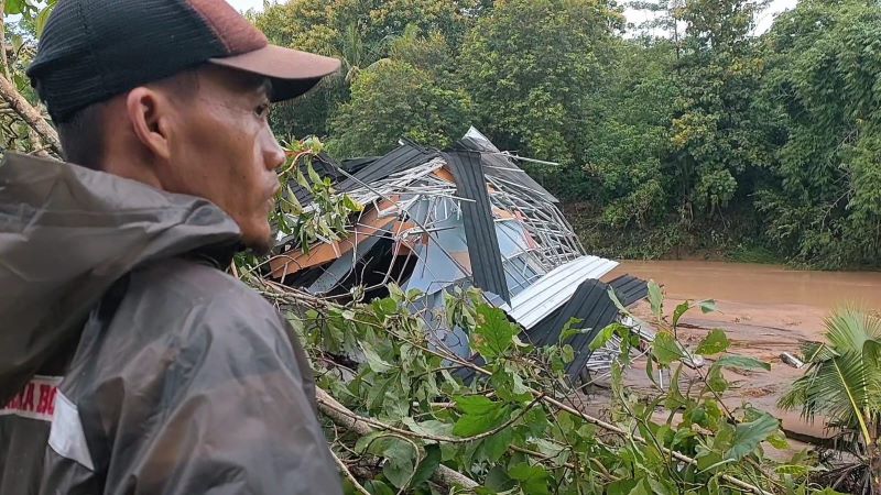 AMBLAS: Warga menunjukkan rumah di pinggir Sungai Serang yang rusak parah akibat luapan Sungai Serang, Kulon Progo.