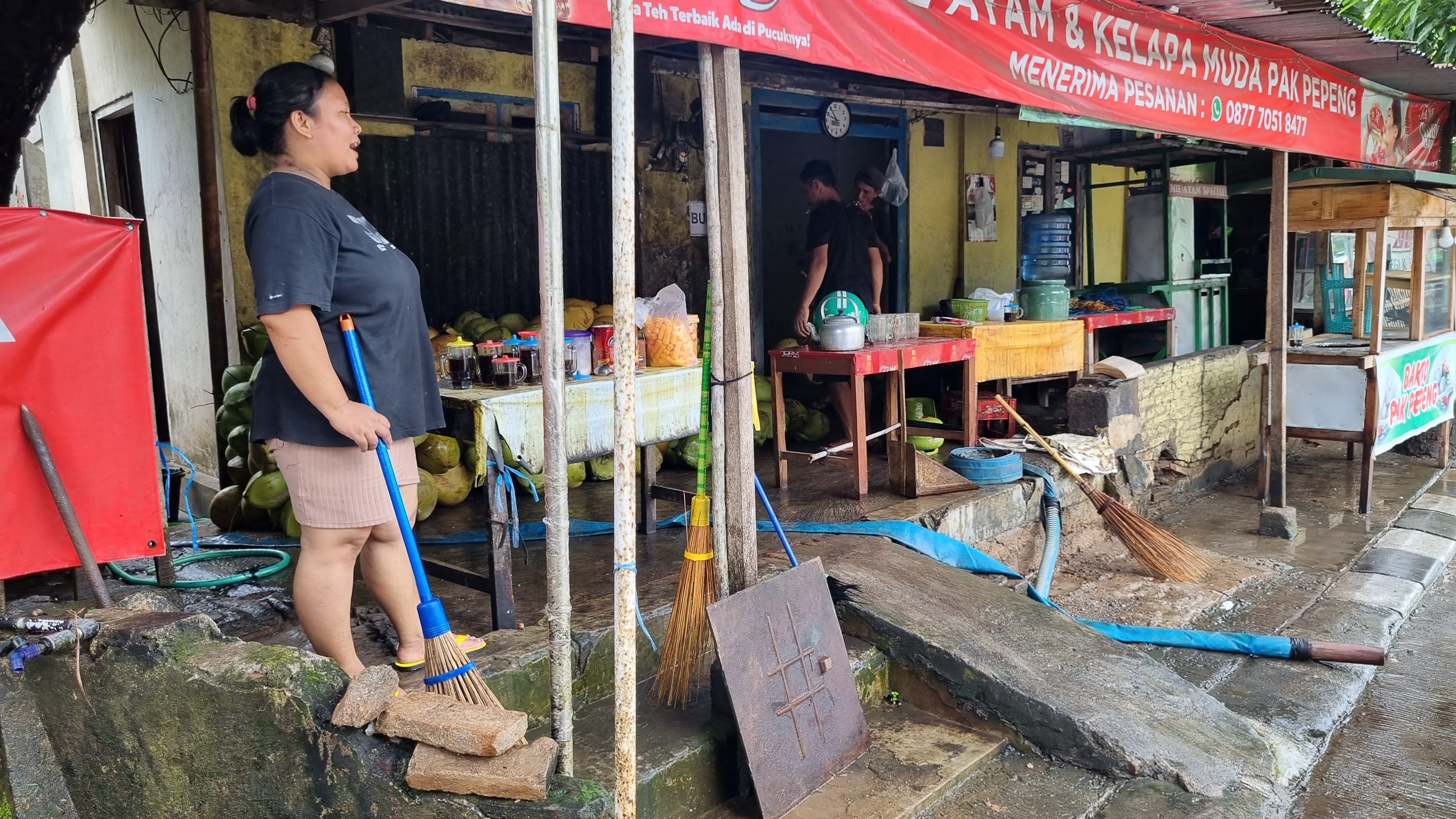 Yani dan keluarganya melakukan proses pembersiahan sisa-sisa banjir, semalam. Rumah Yani terdampak banjir bandang akibat luapan Kali Celeng di Imogiri.