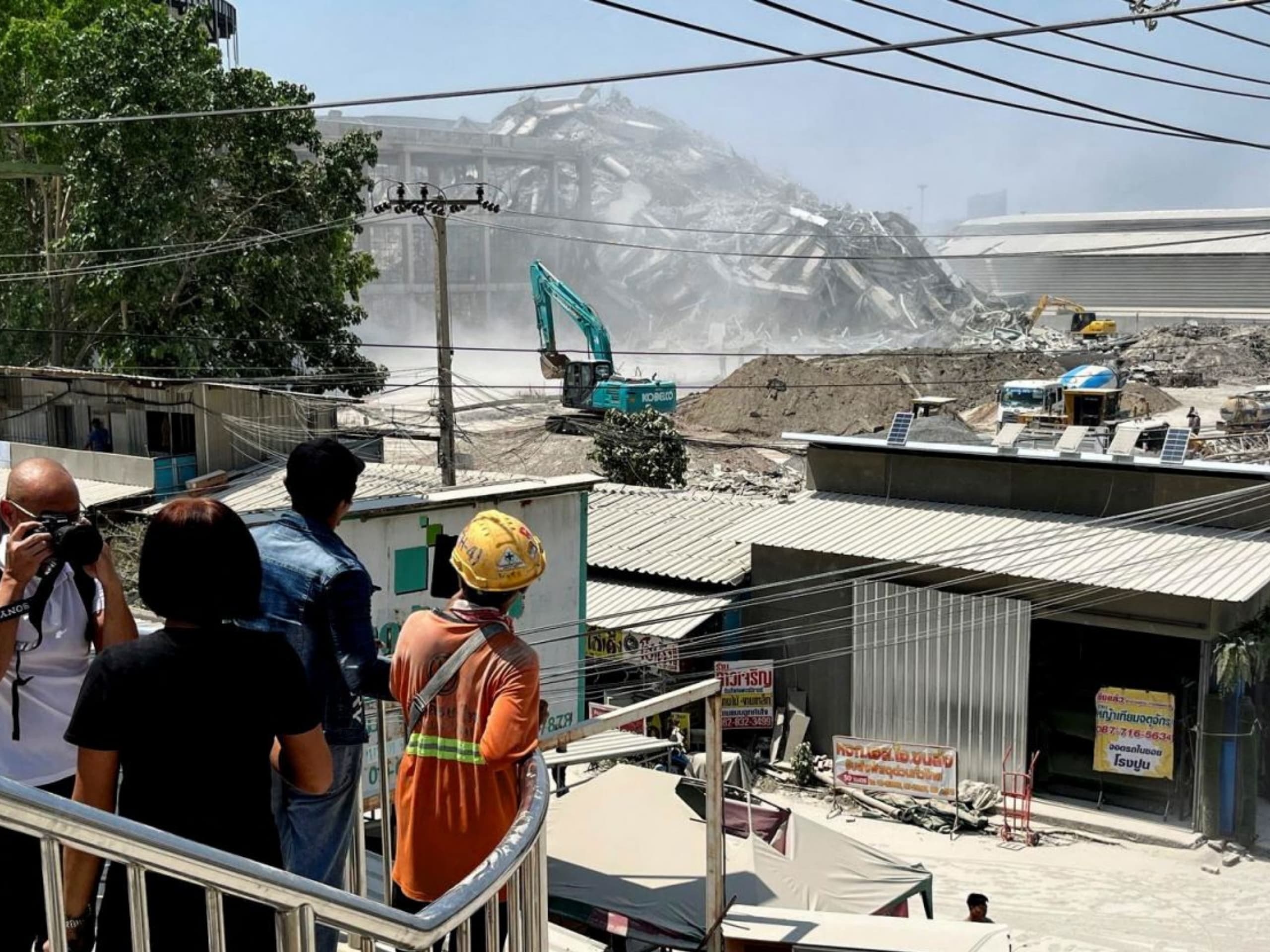 Gempa sebesar 7,7 skala ritcher melanda Myanmar dan Thailand.