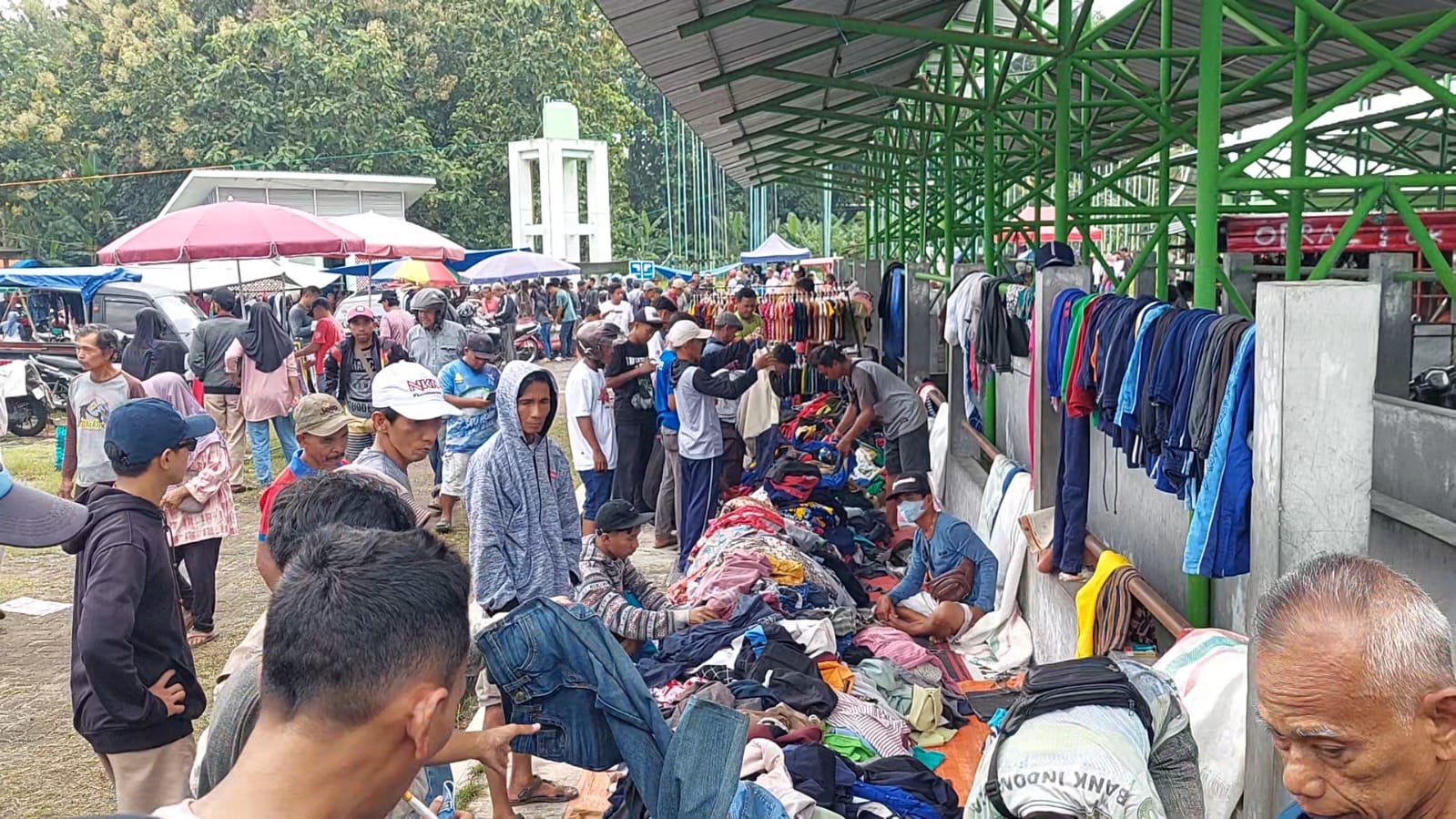 MEMPERHATIKAN: Pembeli melihat baju bekas yang dijual pedagang di Pasar Wagean, Kulon Progo.