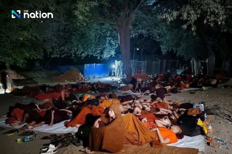 Biksu dari Pagoda Mahamuni, Myanmar terpaksa tidur diluar karena bangunan yang ambruk karena gempa