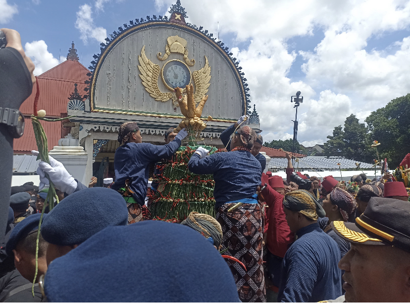 Prosesi Garebeg Sawal di Kagungan Dalem Masjid Gedhe Keraton Jogja, Senin (31/3/2025). Terdapat lima jenis gunungan dalam upacara adat Garebeg Sawal ini.