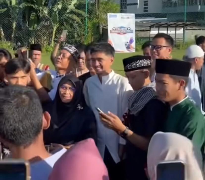 Duta Sheila on 7 saat melayani foto bersama usai Salat Idul Fitri yang dilaksanakan di Lapangan Ganjuran, Condongcatur, Senin 31 Maret 2025.