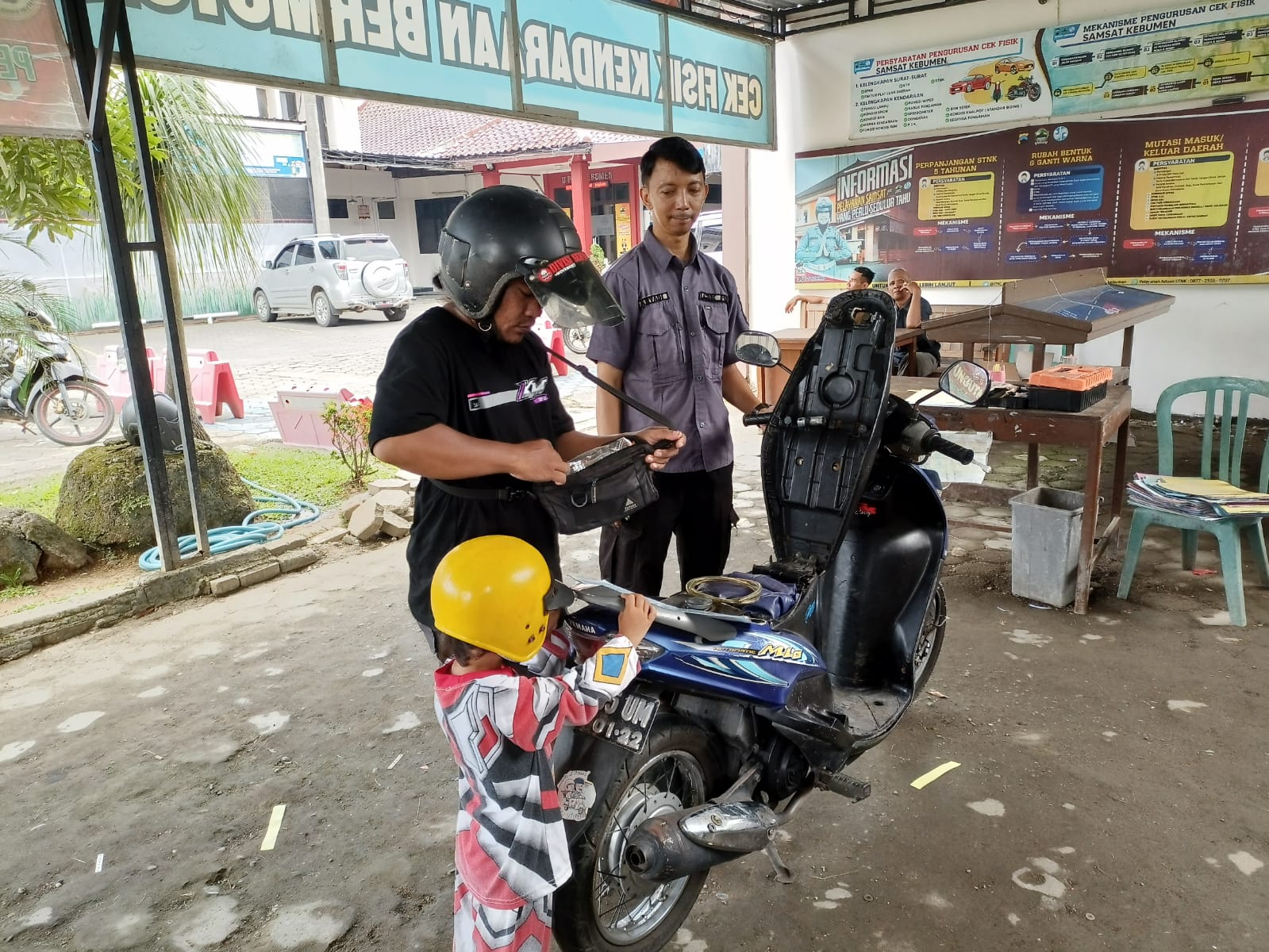 Petugas Samsat Kebumen sedang mengecek rangka kendaraan sebagai syarat pembayaran pajak kendaraan bermotor.