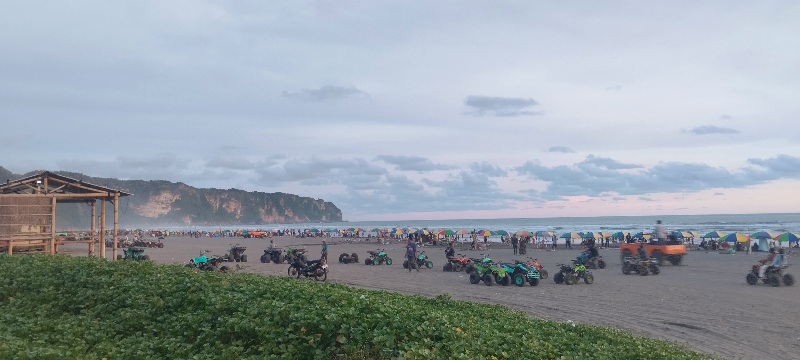 Suasana Pantai Parangtritis yang dipenuhi dengan wisatawan Selasa (1/4).