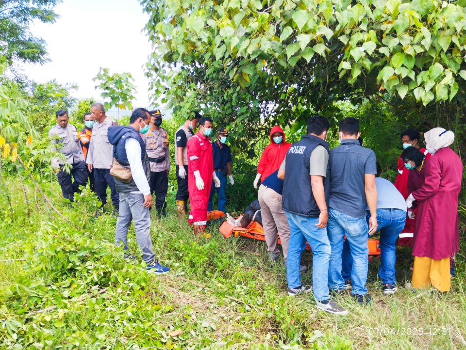 Pihak kepolisian saat mengevakuasi mayat perempuan tanpa identitas yang ditemukan mengapung di Sungai Code. Tepatnya di Padukuhan Pandes 1, Wonokromo, Pleret, Bantul Selasa (1/4) siang.