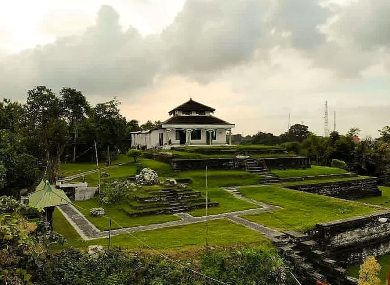 Giri Kedaton situs bersejarah di pulau Jawa, Indonesia.