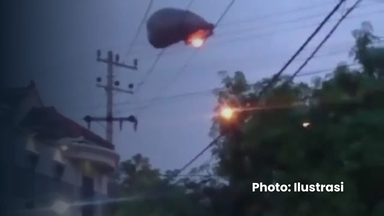 Balon udara liar tersangkut jaringan listrik.