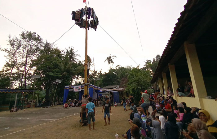 Suasana lomba panjat pinang di Kembanggede, Kamis (3/4/2025)