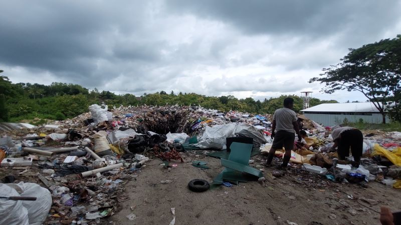 TUMPUKAN: Pemulung memungut sampah dari TPA Banyuroto.&nbsp;